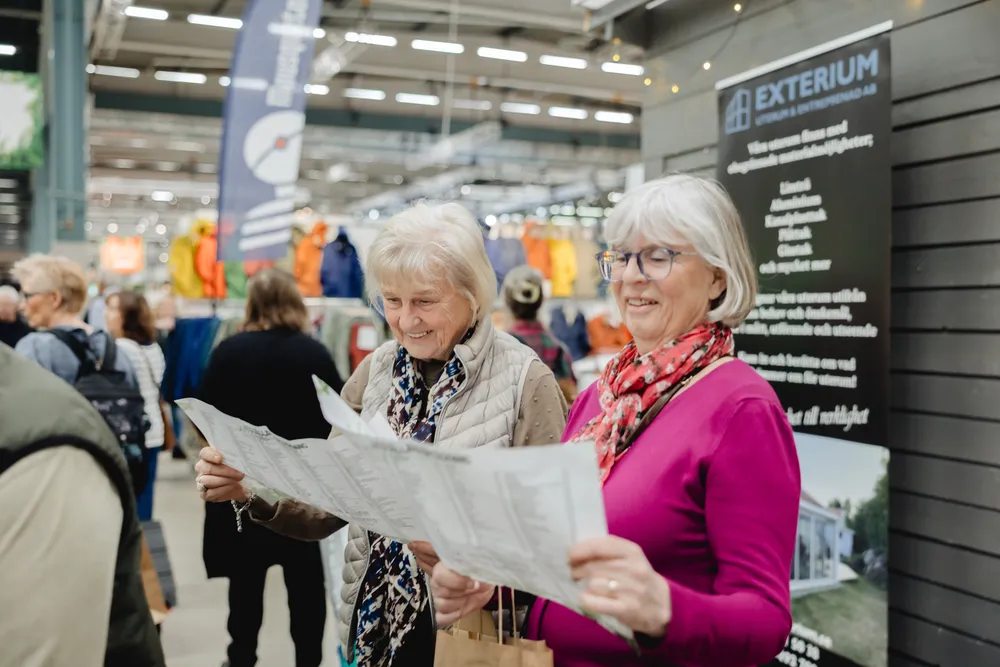 Trädgårdsmässan_Fotograf_Angelica_Liljenroth-114 Två kvinnor läser en karta